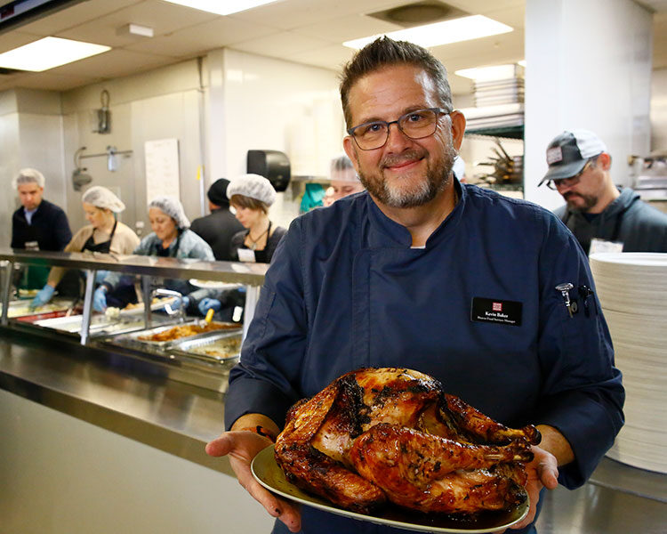 Photos: Broncos players help distribute Thanksgiving meals with Denver  Rescue Mission