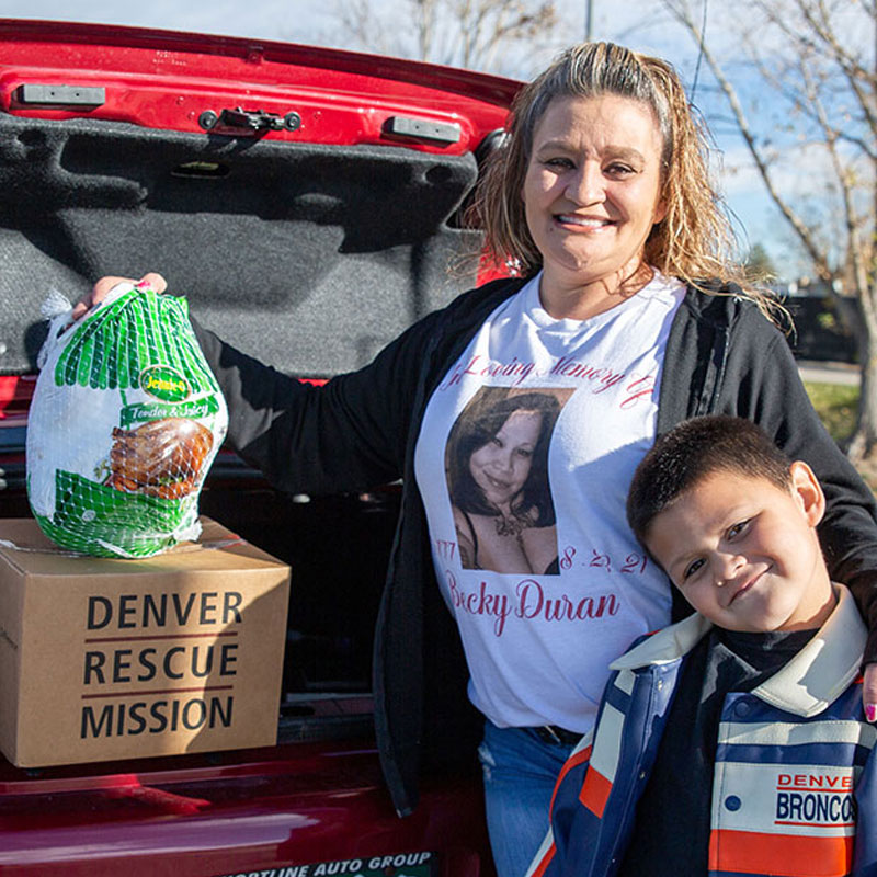 Photos: Broncos players help distribute Thanksgiving meals with Denver  Rescue Mission